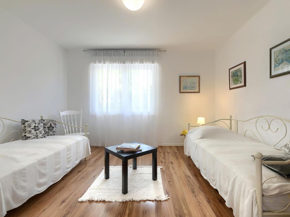 Apartment Laura By Interhome Pola Esterno foto