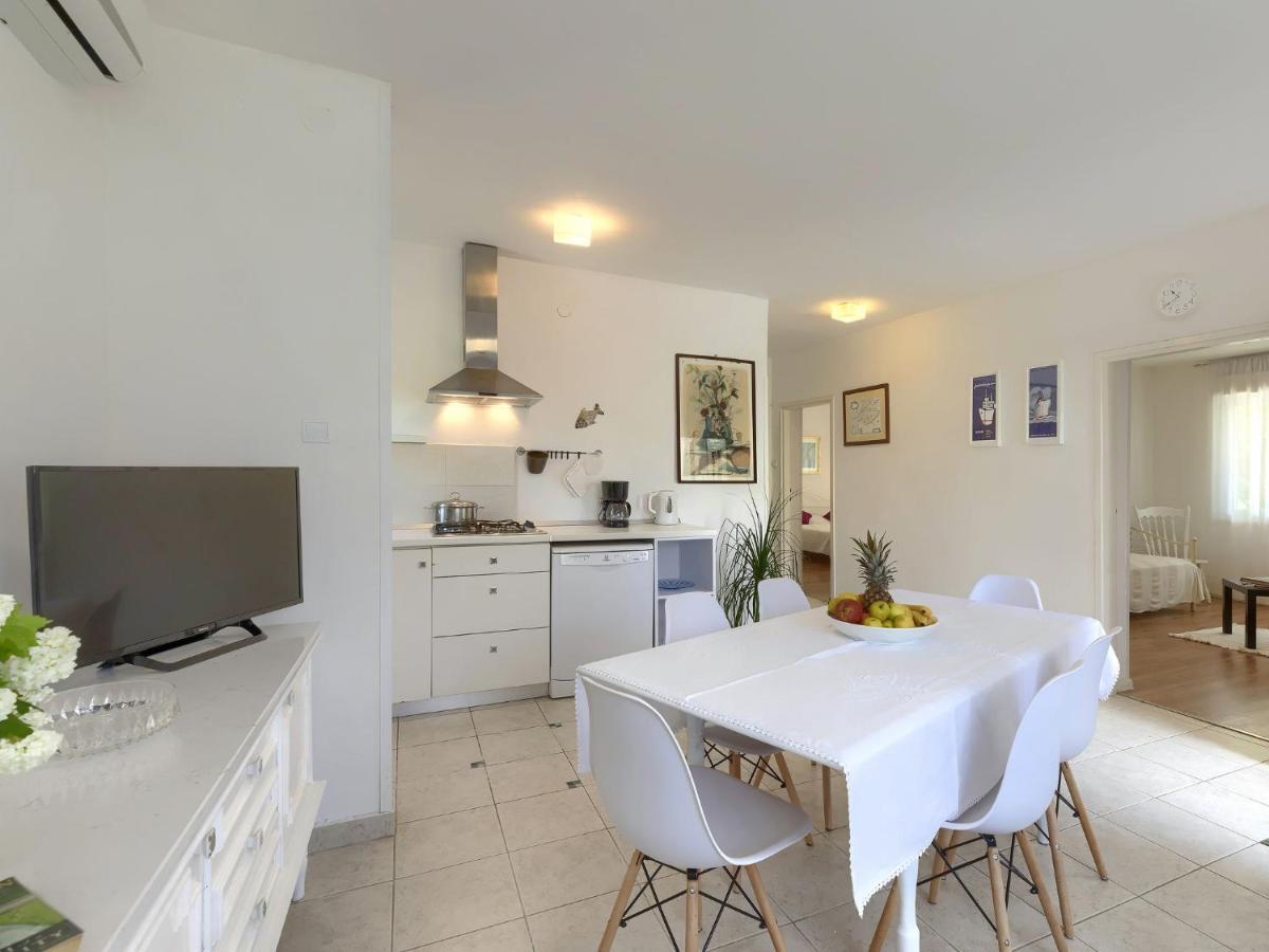 Apartment Laura By Interhome Pola Esterno foto