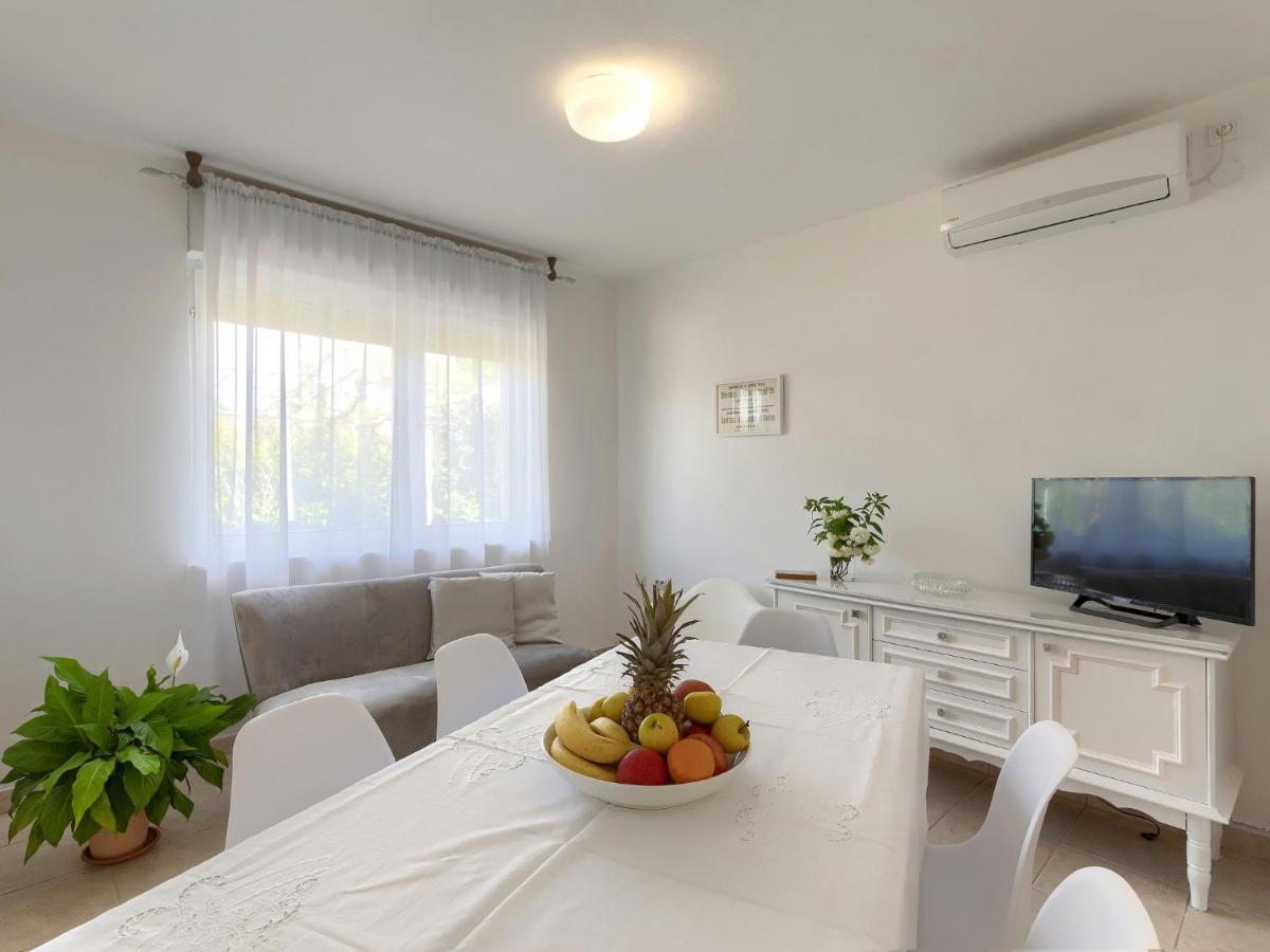 Apartment Laura By Interhome Pola Esterno foto