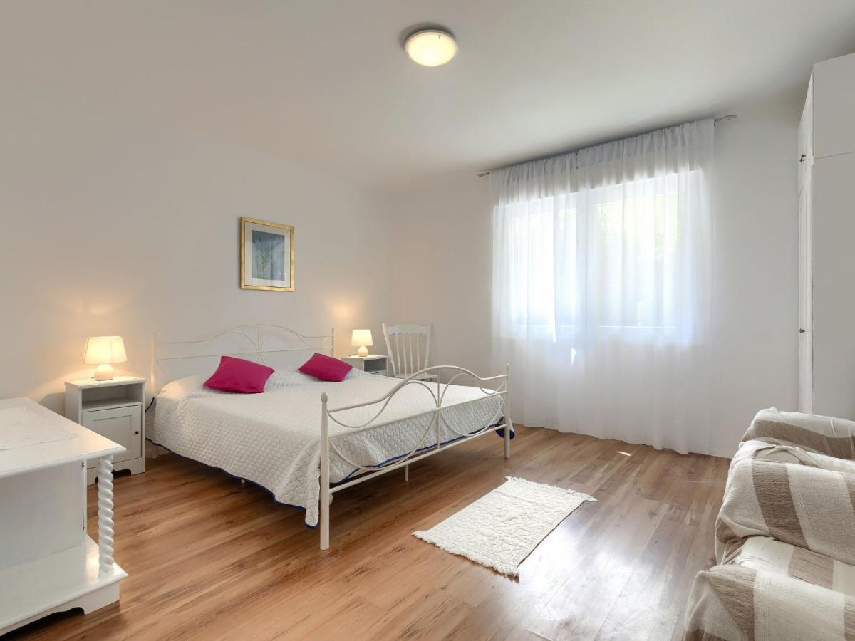 Apartment Laura By Interhome Pola Esterno foto